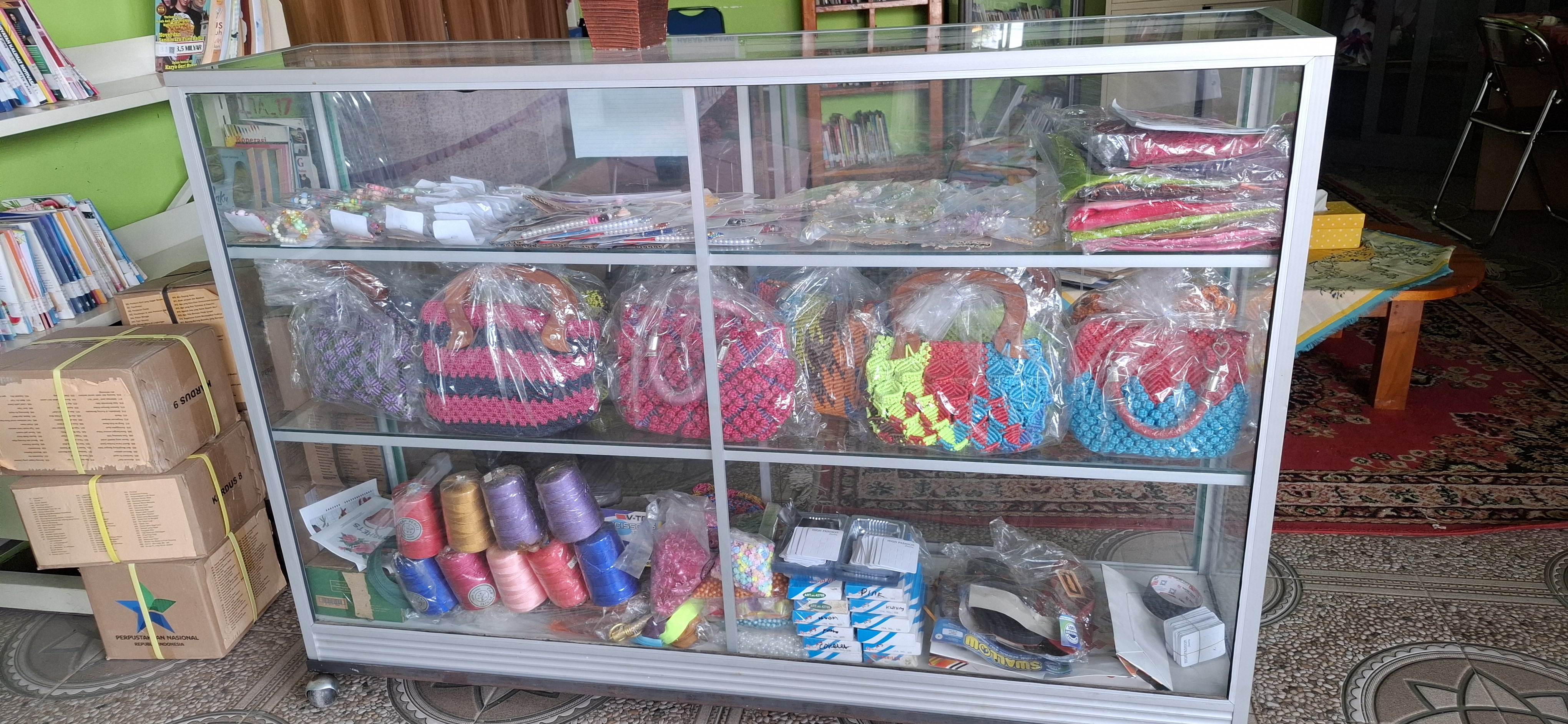Kerajinan Tirai Rajut Desa